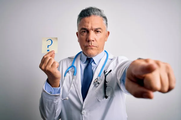 Μεσήλικας Όμορφος Γκριζομάλλης Γιατρός Που Κρατάει Χαρτί Ερωτηματικό Που Δείχνει — Φωτογραφία Αρχείου