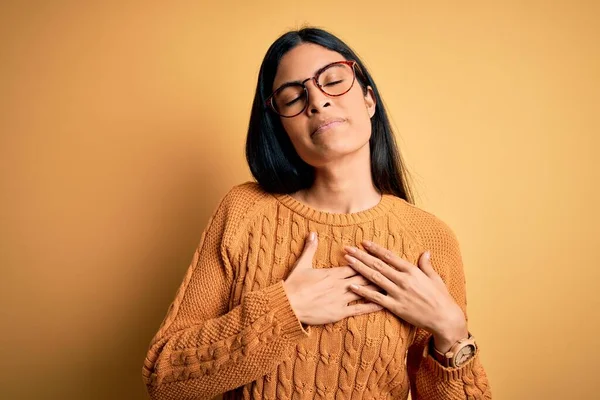 Jonge Mooie Latijns Amerikaanse Vrouw Met Een Bril Gele Geïsoleerde — Stockfoto