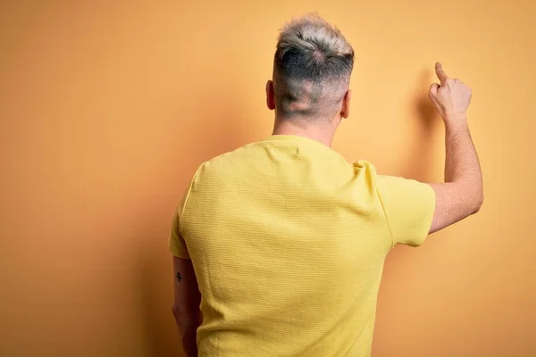 Jovem Bonito Moderno Homem Vestindo Amarelo Camisa Sobre Amarelo Isolado — Fotografia de Stock