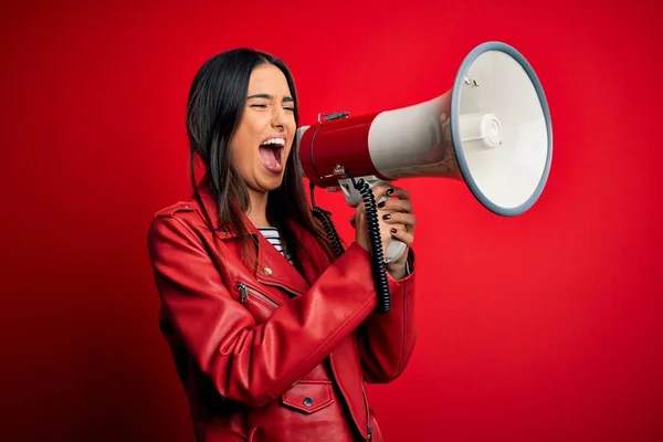 Mulher Hispânica Gritando Irritada Com Protesto Através Megafone Gritando Animado — Fotografia de Stock