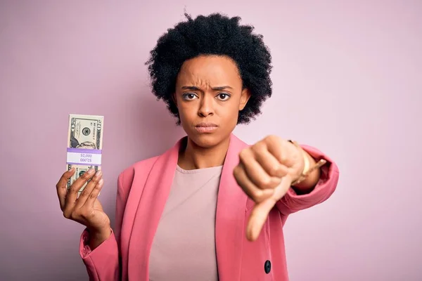 Jovem Africano Americano Afro Empresário Com Cabelos Cacheados Segurando Notas — Fotografia de Stock