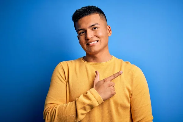 Joven Hombre Latino Guapo Usando Suéter Casual Amarillo Sobre Fondo —  Fotos de Stock