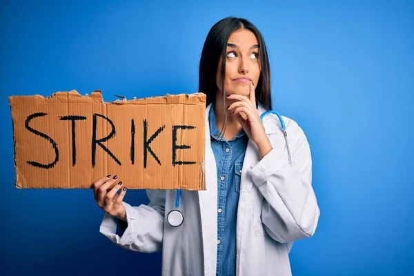 Mladá Doktorka Stetoskopem Ruce Drží Lepenkový Prapor Protestující Stávce Vážný — Stock fotografie