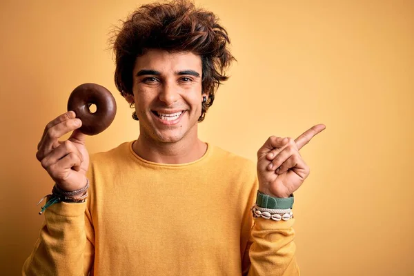 Jeune Homme Beau Tenant Beignet Chocolat Debout Sur Fond Jaune — Photo