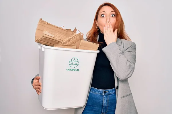 Jovem Mulher Ruiva Bonita Reciclagem Segurando Lata Lixo Com Papelão — Fotografia de Stock