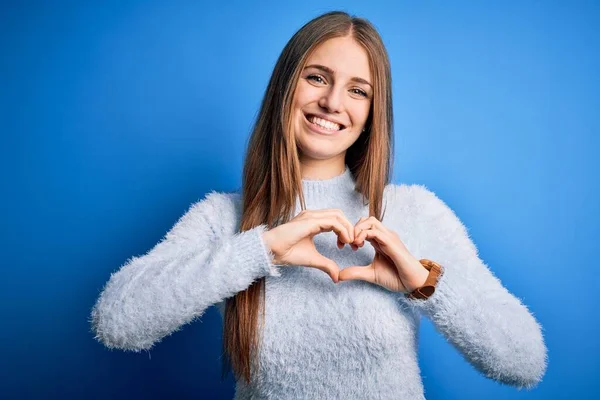 Ung Vacker Rödhårig Kvinna Bär Casual Tröja Över Isolerad Blå — Stockfoto