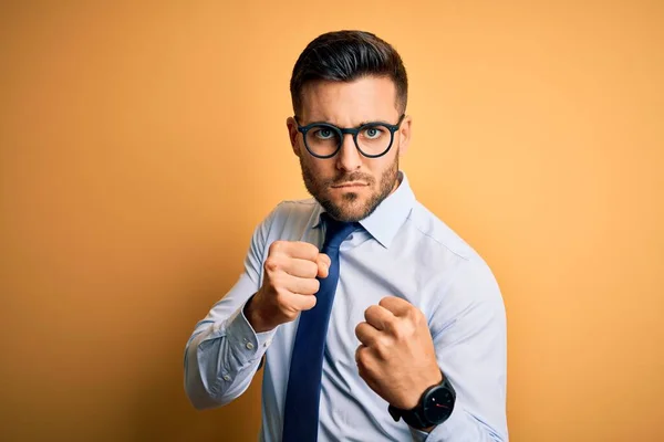 Joven Hombre Negocios Guapo Con Corbata Gafas Pie Sobre Fondo —  Fotos de Stock