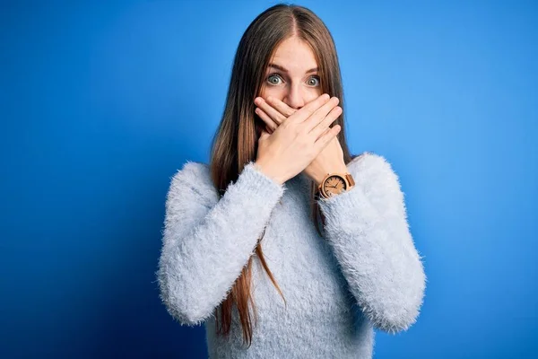 Junge Schöne Rothaarige Frau Lässigem Pullover Über Isoliertem Blauem Hintergrund — Stockfoto