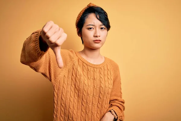 Jong Mooi Aziatisch Meisje Dragen Casual Trui Diadeem Staan Gele — Stockfoto