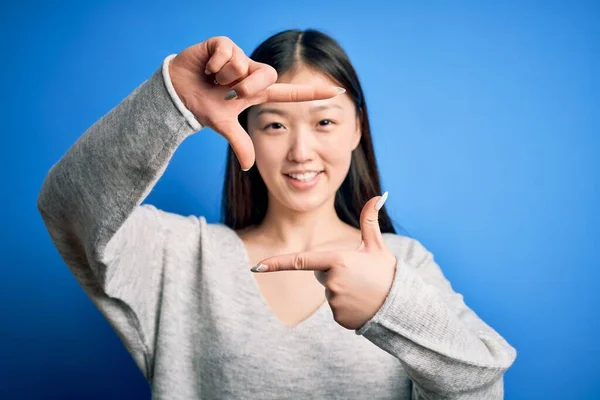 Jonge Mooie Aziatische Vrouw Dragen Casual Trui Staan Blauw Geïsoleerde — Stockfoto