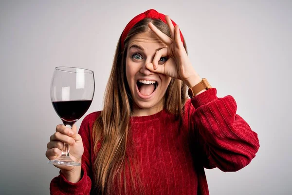 Jovem Mulher Ruiva Bonita Bebendo Copo Vinho Tinto Sobre Fundo — Fotografia de Stock