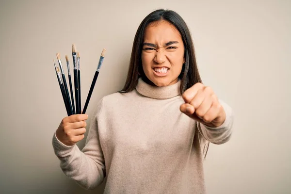 Jovem Artista Bonito Mulher Asiática Segurando Pincéis Pintura Sobre Fundo — Fotografia de Stock