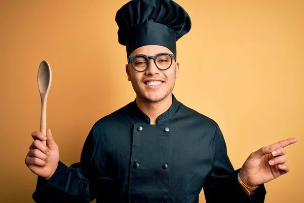 모자를 숟가락을 브라질인 요리사는 손가락으로 행복하게 가리키고 — 스톡 사진