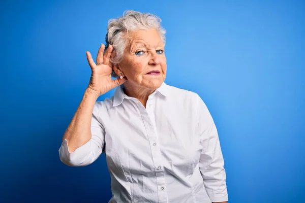 Ältere Schöne Frau Elegantem Hemd Die Vor Isoliertem Blauem Hintergrund — Stockfoto