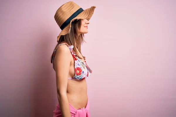 Junge Schöne Frau Urlaub Trägt Bikini Und Sommermütze Über Rosa — Stockfoto