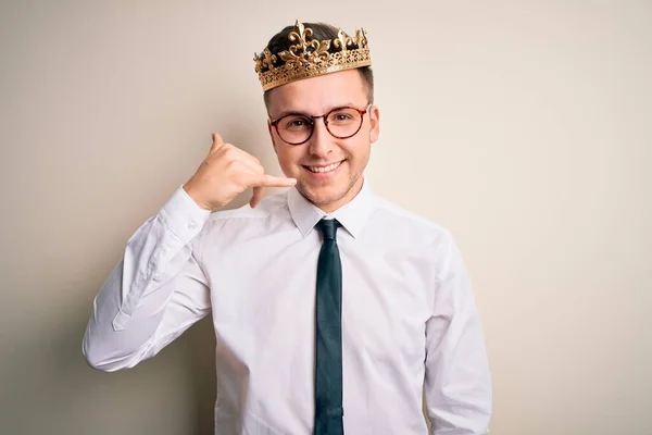 Jovem Bonito Homem Negócios Caucasiano Vestindo Coroa Dourada Sobre Fundo — Fotografia de Stock
