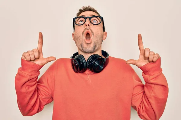 Ung Stilig Man Lyssnar Musik Med Hörlurar Över Isolerad Vit — Stockfoto