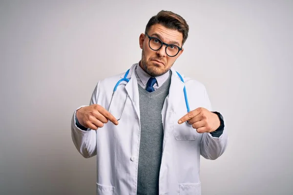 의사가 코트와 청진기를 착용하고 위에서 슬프고 표정을 — 스톡 사진