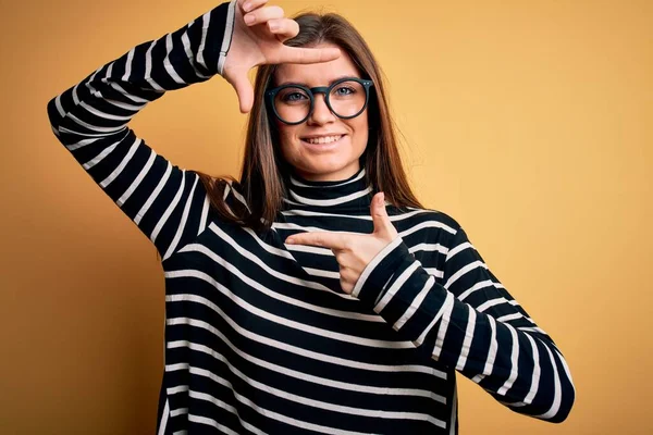 Mooie Vrouw Met Blauwe Ogen Met Gestreepte Trui Bril Gele — Stockfoto