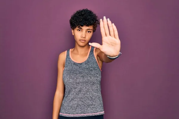 若い美しいアフリカ系アメリカ人のアフロスポーツ女性は手の手のひらで歌うのを止めるスポーツウェアを着て運動をしています 顔に負と深刻なジェスチャーで警告式 — ストック写真