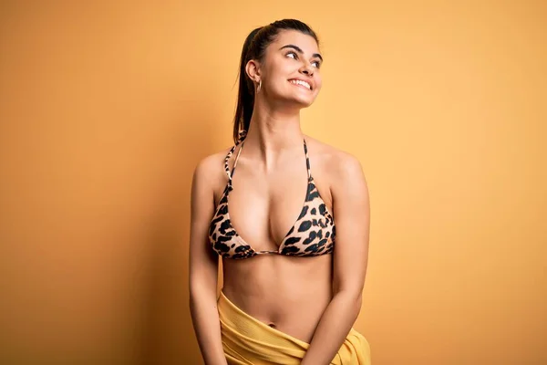 Mulher Morena Bonita Nova Férias Vestindo Biquíni Swimwear Sobre Fundo — Fotografia de Stock