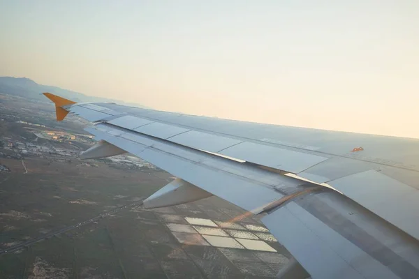 Wolkenlandschaft Vom Fensterflugzeug Landschaft Des Flügelflugzeugs Bewölkten Himmel — Stockfoto