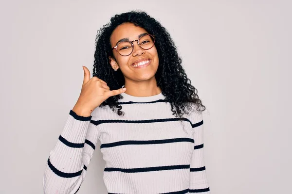 Jonge Afro Amerikaanse Vrouw Met Gestreepte Trui Bril Een Witte — Stockfoto