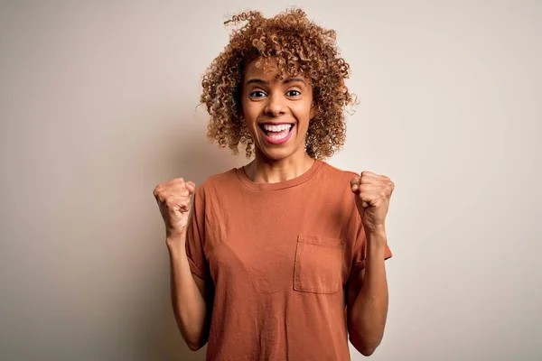 Hermosa Mujer Afroamericana Con Pelo Rizado Con Camiseta Casual Sobre — Foto de Stock