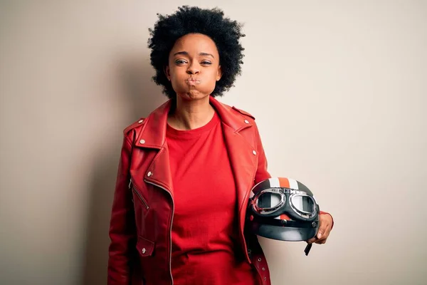 Ung Afroamerikansk Afro Motorcyklist Kvinna Med Lockigt Hår Håller Motorcykel — Stockfoto