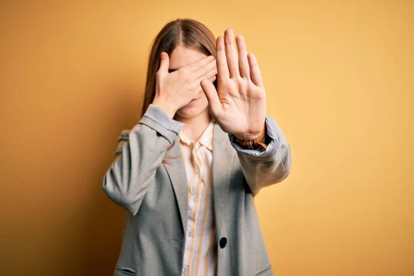 Jonge Mooie Roodharige Vrouw Draagt Jas Bril Geïsoleerde Gele Achtergrond — Stockfoto