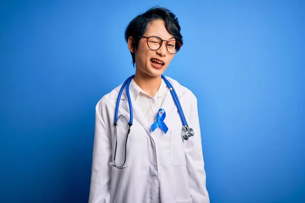 Νέο Όμορφο Κορίτσι Γιατρός Της Ασίας Φορώντας Στηθοσκόπιο Και Παλτό — Φωτογραφία Αρχείου