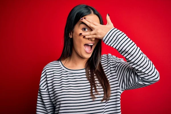 Jovem Bela Mulher Morena Vestindo Camiseta Listrada Casual Sobre Fundo — Fotografia de Stock