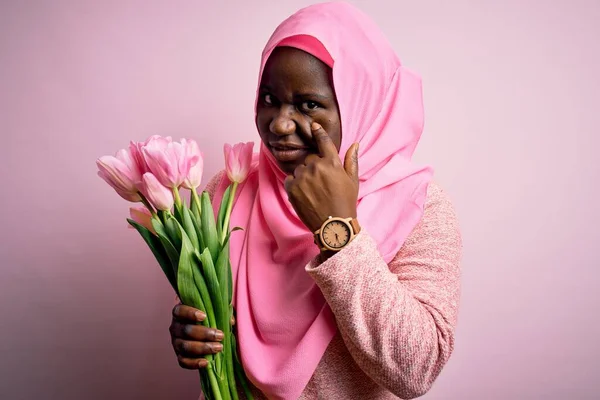 Young African American Size Woman Wearing Muslim Hijab Holding Bouquet — Stock Photo, Image