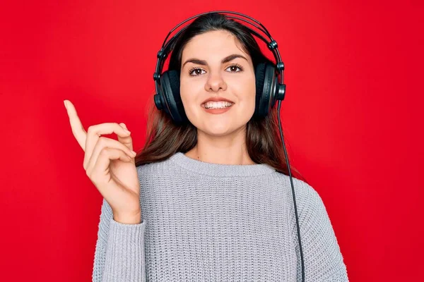 Junge Schöne Mädchen Mit Modernen Kopfhörern Die Musik Auf Rotem — Stockfoto