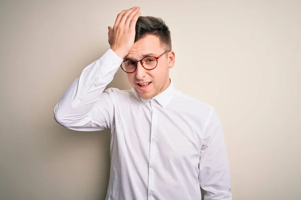 Junge Gutaussehende Geschäftsleute Mit Brille Und Elegantem Hemd Vor Isoliertem — Stockfoto