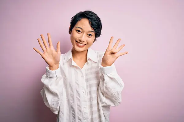 Młoda Piękna Azjatycka Dziewczyna Luźnej Koszuli Stojącej Nad Odizolowanym Różowym — Zdjęcie stockowe