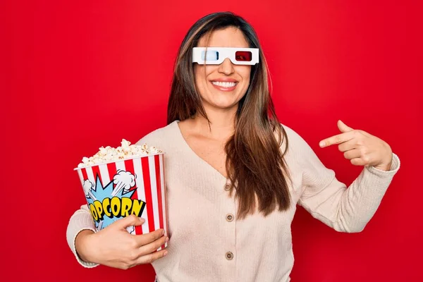 Giovane Donna Ispanica Indossa Occhiali Film Mangiare Popcorn Sfondo Rosso — Foto Stock