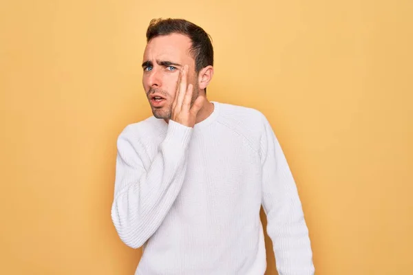 Jeune Homme Beau Avec Les Yeux Bleus Portant Pull Décontracté — Photo