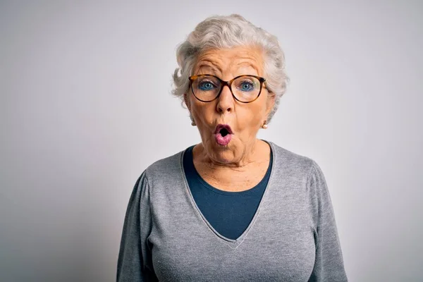 Senior Schöne Grauhaarige Frau Trägt Lässigen Pullover Und Brille Über — Stockfoto