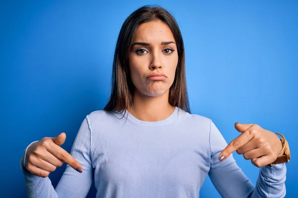 Young Beautiful Brunette Woman Wearing Casual Sweater Standing Blue Background — Stock Photo, Image