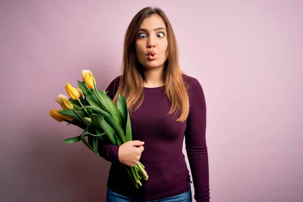 Giovane Donna Bionda Possesso Bouquet Romantico Tulipani Gialli Fiori Sfondo — Foto Stock