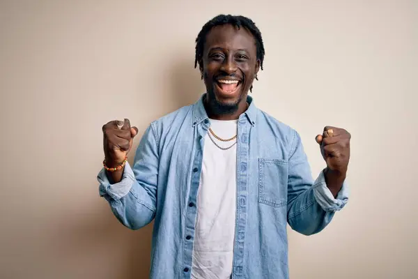 Joven Hombre Afroamericano Guapo Con Camisa Mezclilla Casual Sobre Fondo —  Fotos de Stock