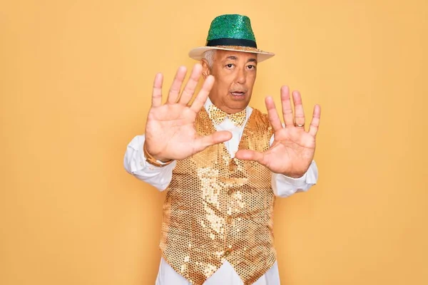 Μεσήλικας Ηλικιωμένος Γκριζομάλλης Φορώντας Βραζιλιάνικη Καρναβαλίστικη Κρέμα Πάνω Από Κίτρινο — Φωτογραφία Αρχείου