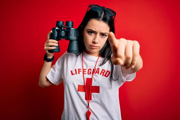 Junge Rettungsschwimmerin Schutzausrüstung Mit Fernglas Über Rotem Hintergrund Die Mit — Stockfoto