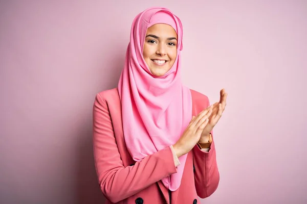 Junges Schönes Mädchen Muslimischen Hijab Das Vor Isoliertem Rosa Hintergrund — Stockfoto