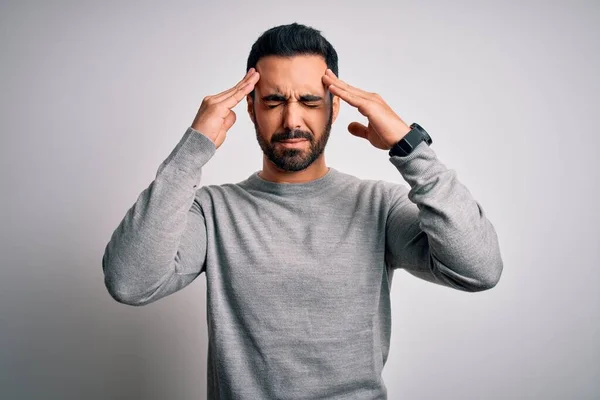 Ung Stilig Man Med Skägg Bär Casual Tröja Står Över — Stockfoto