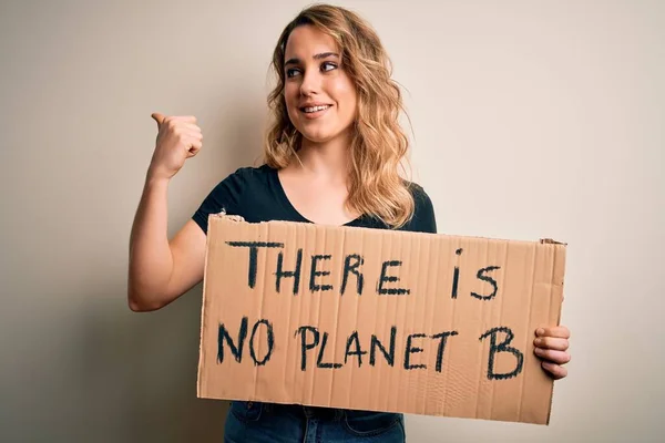 Молодая Блондинка Активистка Просит Окружение Держа Плакат Посланием Планеты Показывая — стоковое фото