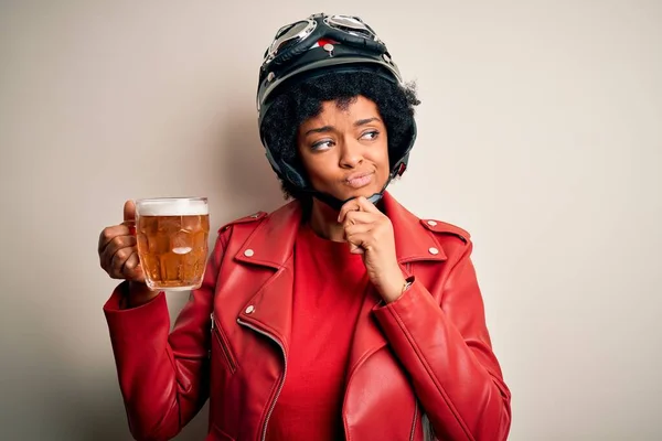 若いアフリカ系アメリカ人のアフロバイクの女性とビールの瓶を飲みます深刻な顔の質問について考えて 非常に混乱したアイデア — ストック写真