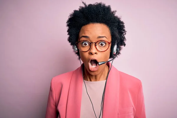 Junge Afroamerikanische Callcenter Betreiberin Mit Lockigem Haar Und Headset Ängstlich — Stockfoto