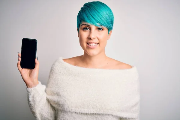 Jovem Mulher Com Cabelo Azul Moda Segurando Smartphone Mostrando Tela — Fotografia de Stock